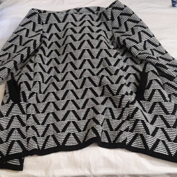 Black n white coat - Picture 3 of 3